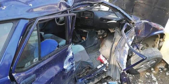 Rize’nin Salarha beldesinde minibüs ile bir otomobilin kafa kafaya çarpıştı. 15 yaralı