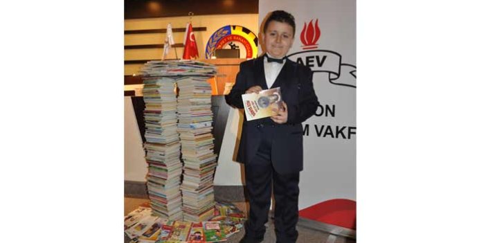8 yaşındaki Mahir Atabey, "Kitap okuma rekortmeni" oldu!