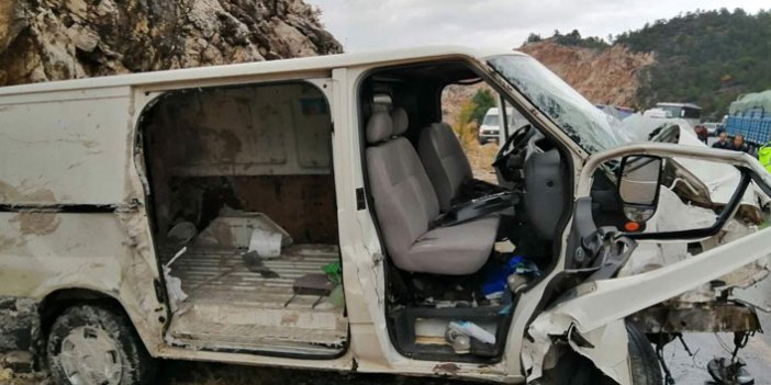 Antalya'da kamyonet tıra çarptı