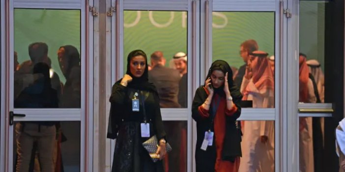 Suudi Arabistan'da bir ilk! Kadınlar erkeklerle aynı kapıdan geçebilecek
