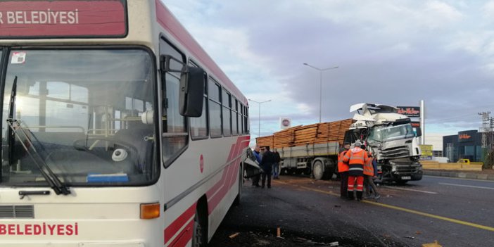 Tır durakta yolcu alan halk otobüsüne çarptı