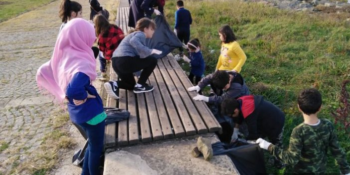 Minik öğrenciler Trabzon sahilini temizledi