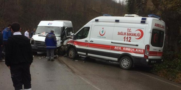 Trabzon'da ambulans ve hasta taşıyan minibüs çarpıştı: 7 yaralı
