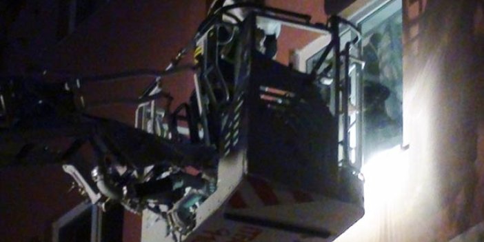 Apartman dairesinde yangın: 1 ölü, 10 kişi dumandan etkilendi
