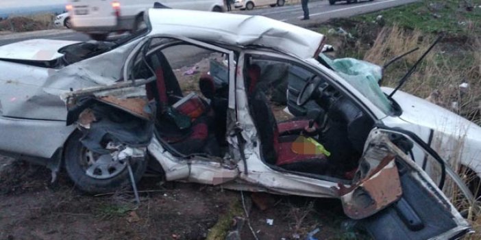 Yolcu minibüsü ile otomobil çarpıştı: 2 ölü, 12 yaralı