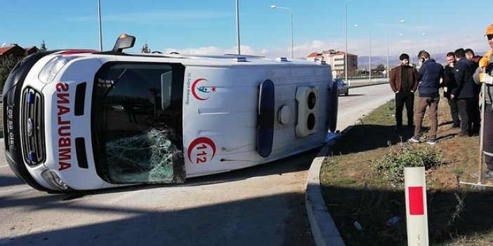 Hafif ticari araç ile ambulansla çarpıştı