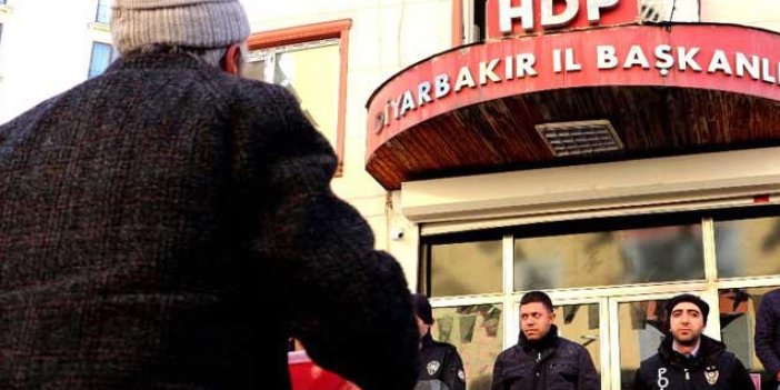 Evladı kaçırılan babadan HDP'ye Türk bayraklı tepki