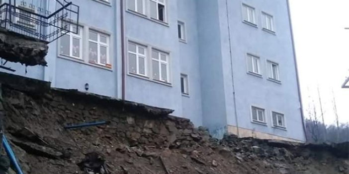 Trabzon'da boşaltılan okulun istinat duvarı çöktü