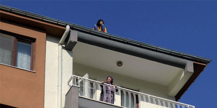 Çatıda duran genç kızı fark etmedi!