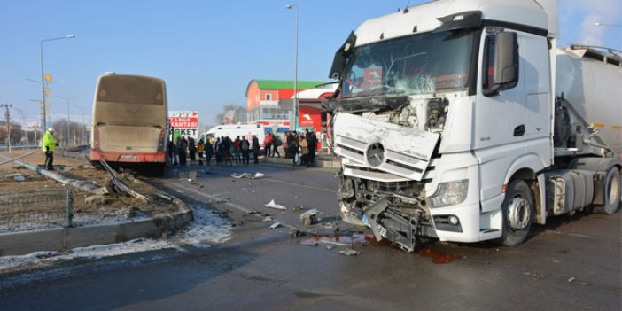 Tanker ile yolcu otobüsü çarpıştı, şans eseri yaralanan olmadı