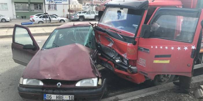 Ankara'da kamyonet ile otomobil çarpıştı! 1 kişi yaralandı