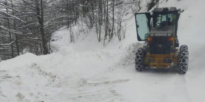 Trabzon'da kar ve buzla mücadele sürüyor