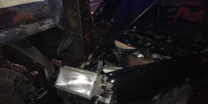 Trabzon'da yolda bozulan kamyona otomobil çarptı! Bir kişi yaralandı