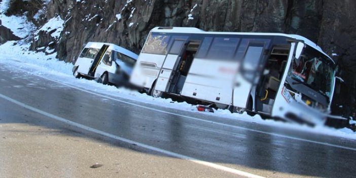 Buzlanma kaza getirdi - iki araç yoldan çıktı 4 yaralı