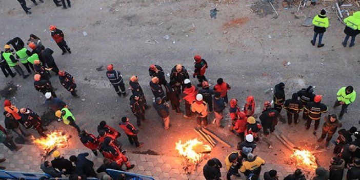 Elazığ'da enkazda 9 kişiye ulaşma çalışmaları sürüyor