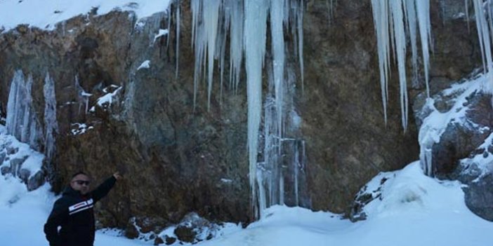 5 metrelik buz sarkıtları şaşırtıyor