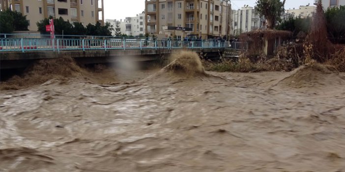 Mersin'de sel suları yükseldi, köprü trafiğe kapatıldı