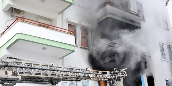 Alanya'da 2 dairede yangın; ev sahibi, alevler arasından kurtarıldı