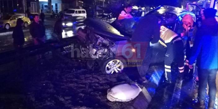 Trabzon’da korkutan trafik kazası! Beton elektrik direği yerinden söküldü