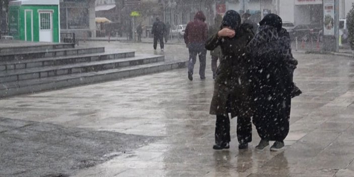 Samsun şehir merkezine mevsimin ilk karı düştü