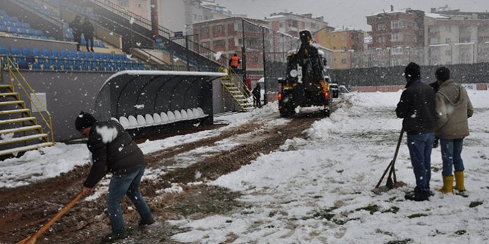 Kar yeşil sahayı da vurdu! Trabzon takımının maçı iptal edildi!