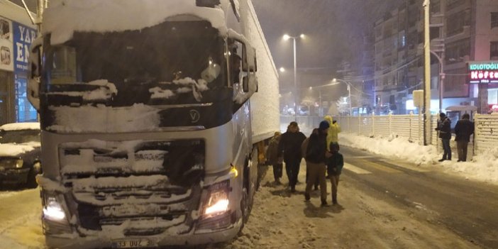 Trabzon'da kar trafik çilesine dönüştü! Tır yolu yolu kapattı!