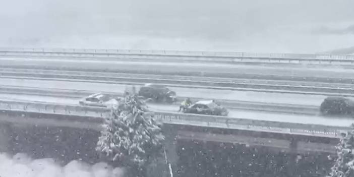 Rize'de karda yolda kalan aracı, trafik polisleri itti
