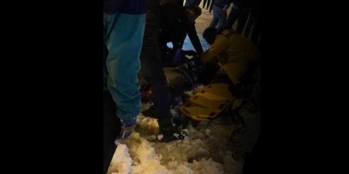 Kar keyfi kötü bitti - Poşetle kayarken aracın altına girdi