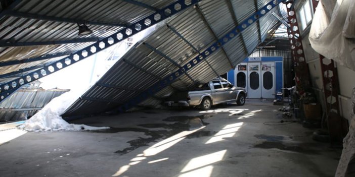 Kar nedeniyle otomobil galerisinin çatısı çöktü
