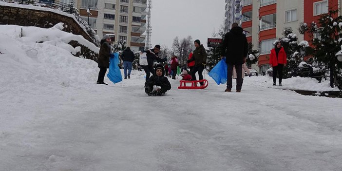 Trabzon'da sokak araları kayak pistine döndü