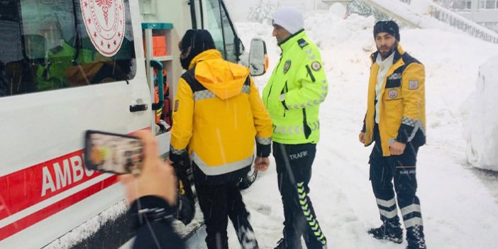 Trabzon'da bölge trafik ekipleri karla yarıştı