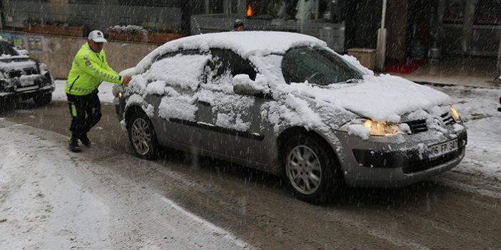  Artvin’de etkili olan kar yağışı trafiği felç etti