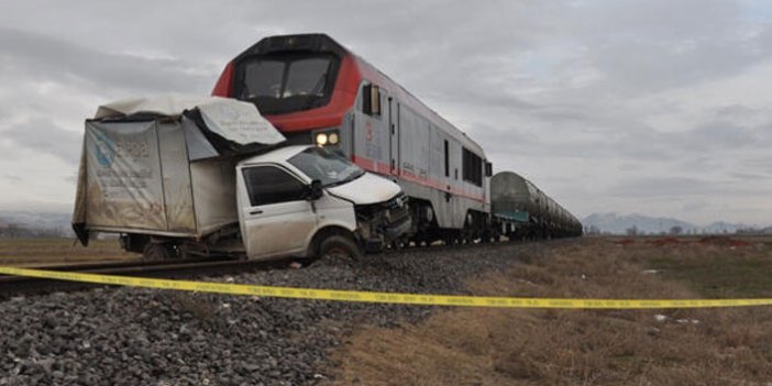 Feci kaza! Tren, kamyonete çarptı...