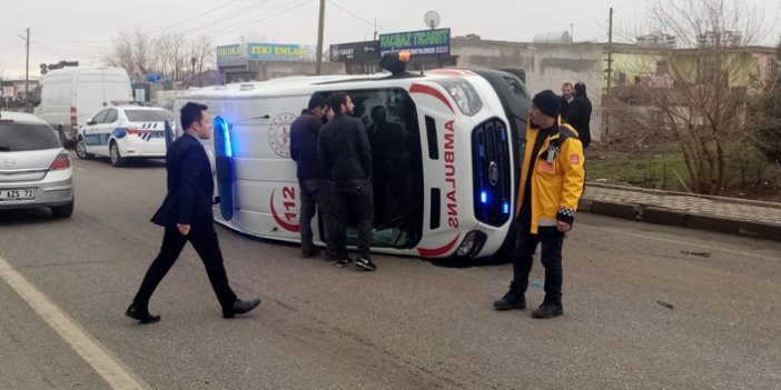 Diyarbakır’da hasta taşıyan ambulans kaza yaptı