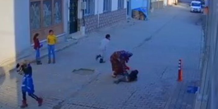 Bursa'da sokak ortasında 5 yaşındaki oğlunu evire çevire dövdü