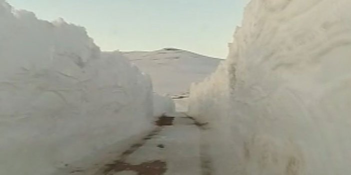 2 metreyi bulan kar yolda tünel oluşturdu