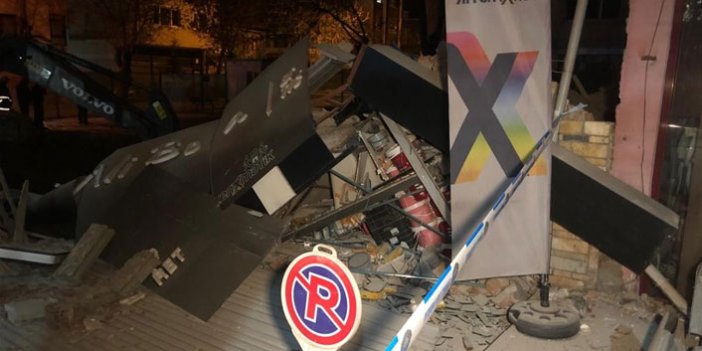 Ankara'da 3 katlı hırdavatçı dükkanı çöktü