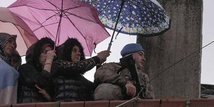 Asker ıslanmasın diye şemsiye tutmuştu!