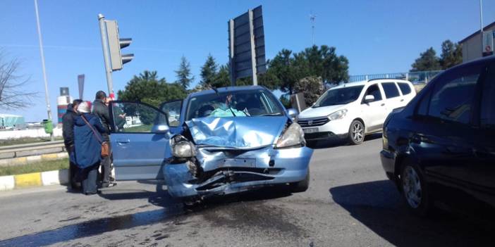 Trabzon’da trafik kazası! Kafa kafaya çarpıştılar!
