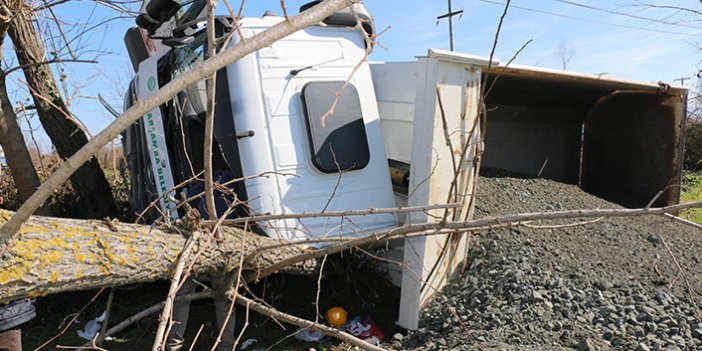 Samsun'da devrilen kamyonun sürücüsü yaralandı