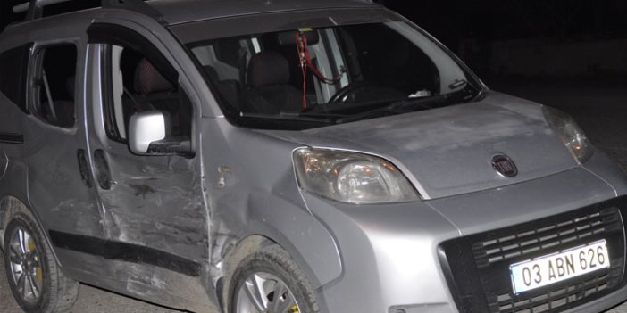 Afyonkarahisar'da 2 otomobil çarpıştı