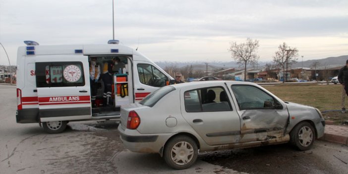 Elazığ’da minibüs ile otomobil çarpıştı
