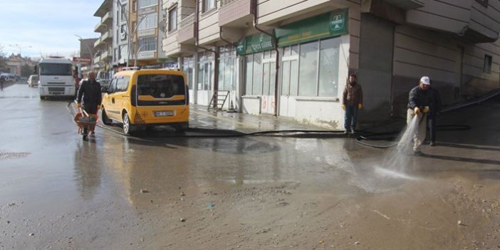 Cadde ve sokaklar tazyikli suyla yıkanıyor