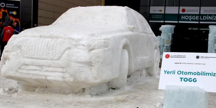 Yerli otomobilin buzdan heykelini yaptılar