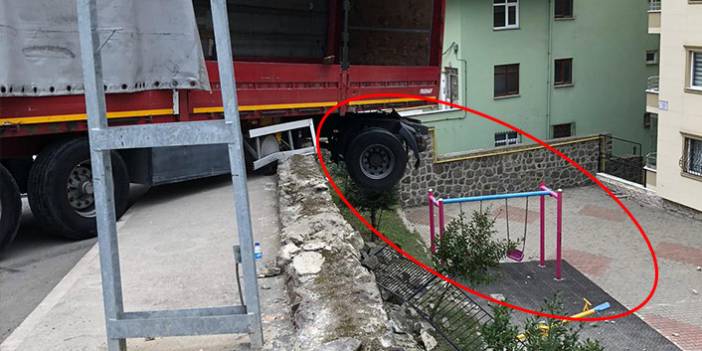 Trabzon’da korkutan anlar! Tır duvarda asılı kaldı!