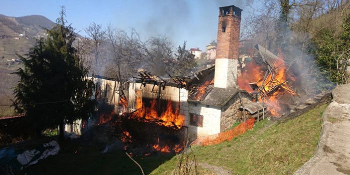 Trabzon'da çıkan yangında ev kül oldu!