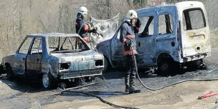 Trabzon’da iki araç yangında küle döndü