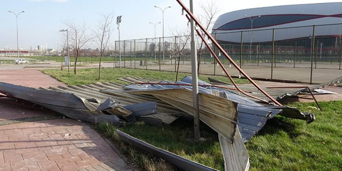 Şiddetli rüzgar spor salonunun çatısını uçurdu