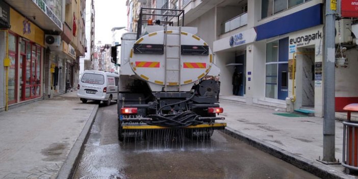 Sokak ve caddeler yıkanıyor