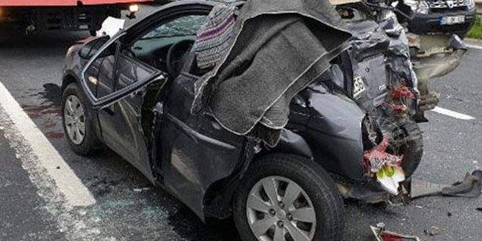 Silivri'de feci kaza! Otomobil TIR'a çarptı